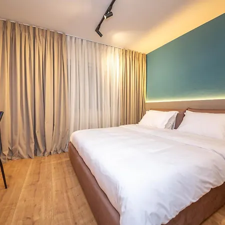 Blloku Unique 2 ティラナ